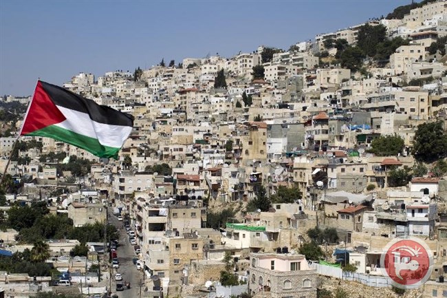 Una bandiera palestinese sventola di fronte alle case del quartiere di Silwan a Gerusalemme Est 29 ago, 2013 (AFP/File Ahmad Gharabli)